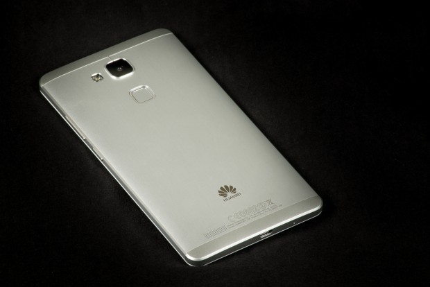 Auf der Rückseite ist eine 13-Megapixel-Kamera und ein Fingerabdrucksensor eingebaut. (Bild: Fabian Hamacher/Golem.de)